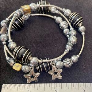 Bracelet with stretch. Black and silver with star charms adjustable to any size.